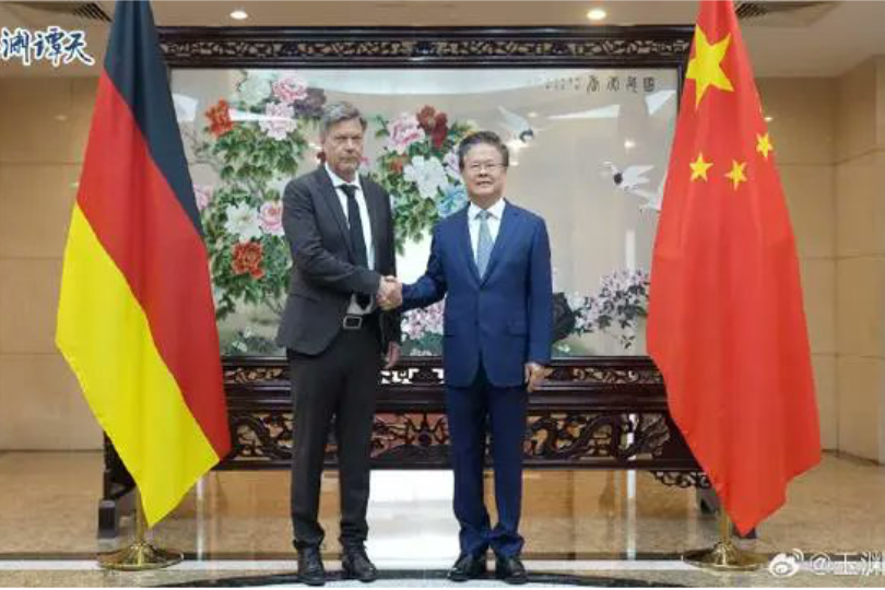 German Economy Minister Robert Habeck and Chairman Zhheng Shanjie of China's National Development and Reform Commission.